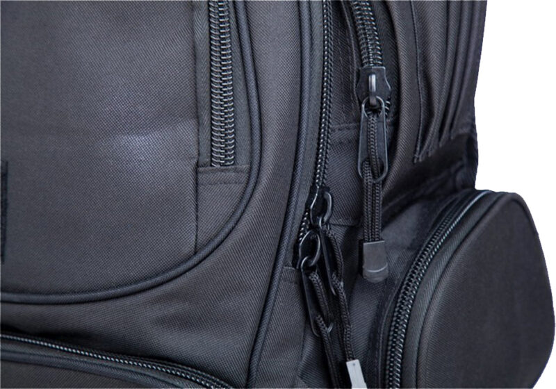 Kompakter Tarnrucksack in Schwarz mit Fächern für Laptop und Musikplayer – Bild 5
